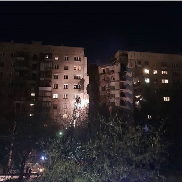 Подъезд жилого дома обрушился в результате взрыва в Магнитогорске