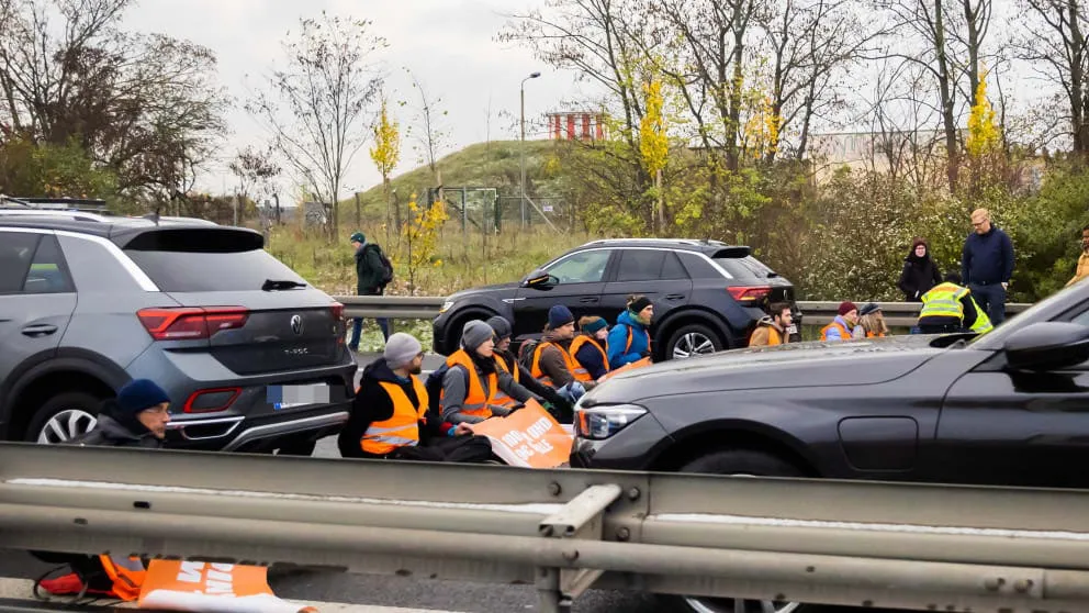 Экоактивисты заблокировали автобан в аэропорт Берлина