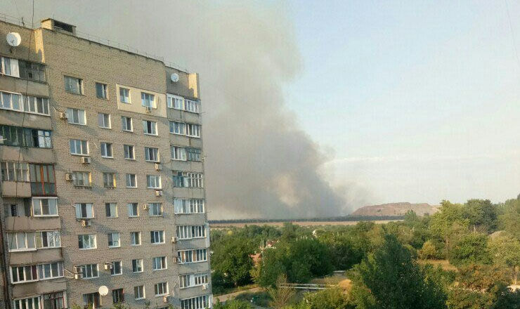 Incendiu puternic la o uzină din Donețk, după ce depozitele cu deșeuri chimice au luat foc