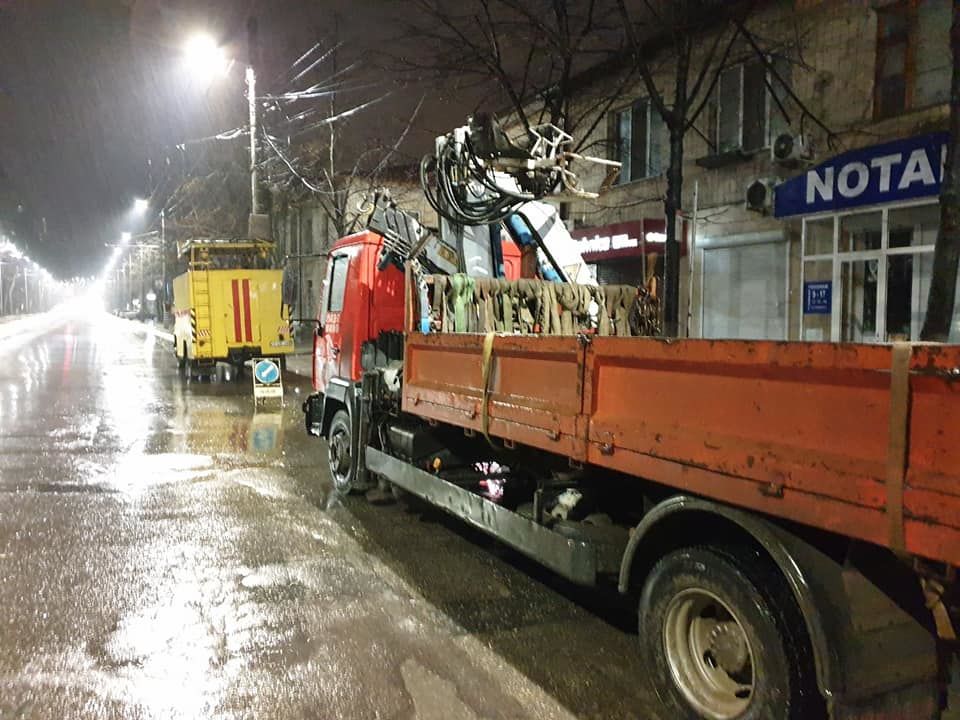 Столичные власти продолжают очищать город от незаконной рекламы