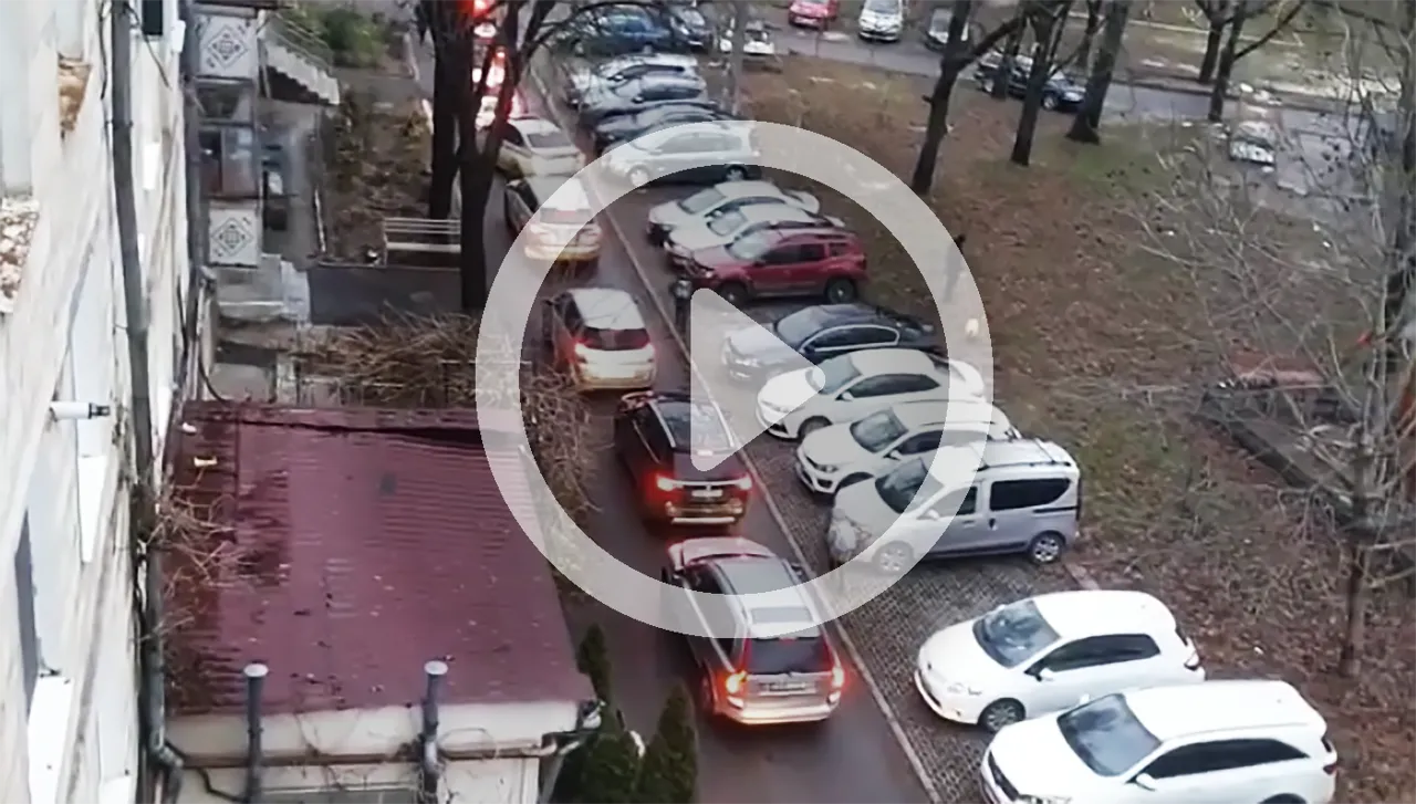 Locuitorii unui bloc din Chișinău sunt nemulțumiți de ambuteiajul mașinilor de sub geamuri