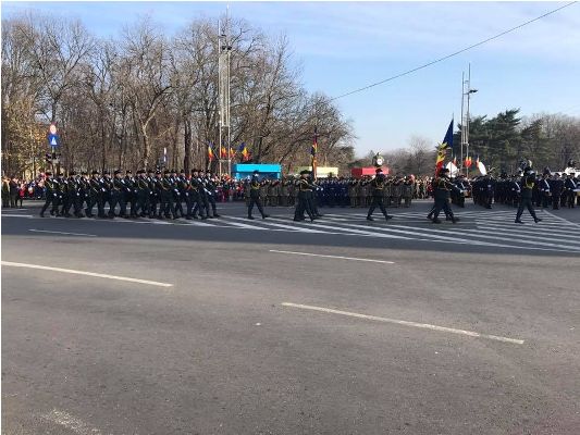 Militarii moldoveni au defilat în Piaţa Arcul de Triumf din Bucureşti