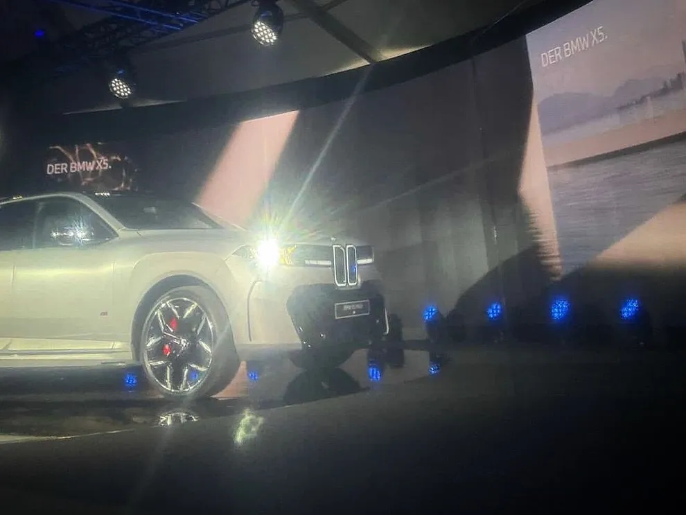 Новый BMW X5 сняли без камуфляжа: машину не узнать