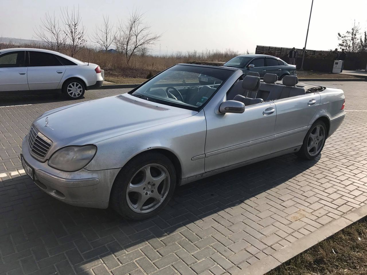 Un chișinăuean a tăiat acoperișul Mercedes-ului său pentru a se distra