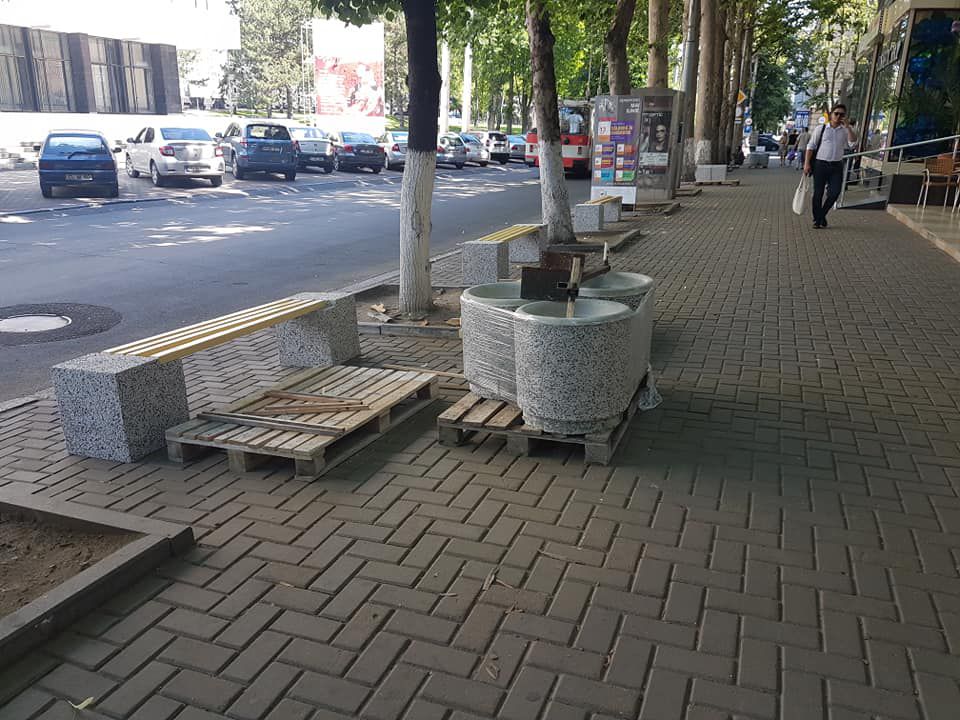 На улице Пушкина запретили парковку и установили лавочки