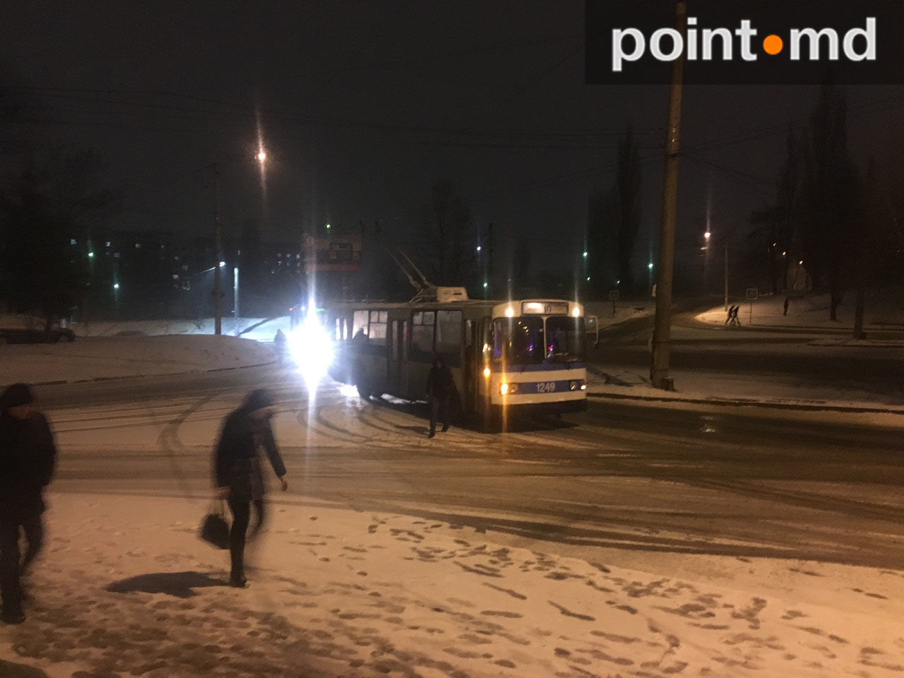 На Телецентре троллейбусы не могут проехать из-за снега