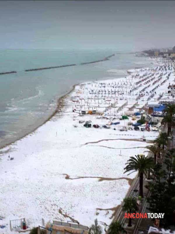 Iarnă în plină vară pe litoral. Un fenomen rar a fost surprins în Italia