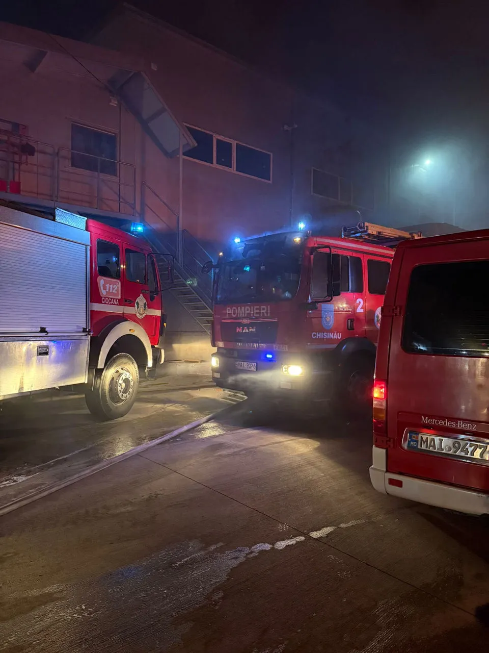 Incendiu puternic în Capitală: Un depozit cu materiale de construcție, distrus de flăcări