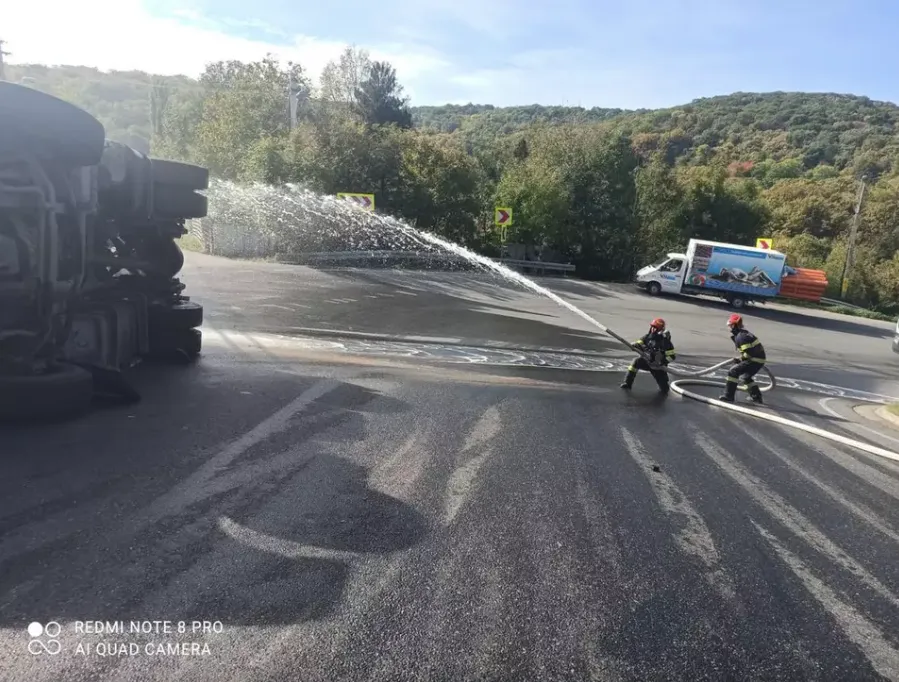 В Румынии перевернулась автоцистерна из Молдовы: пострадал водитель