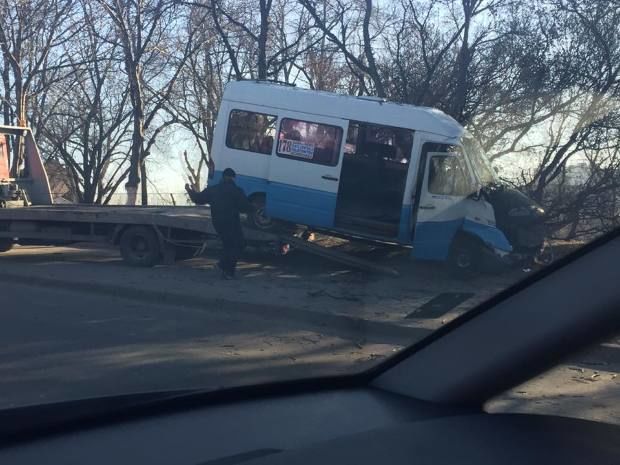 Un microbuz de pe ruta 178 din Chișinău a intrat într-un arbore, în sectorul Râșcani
