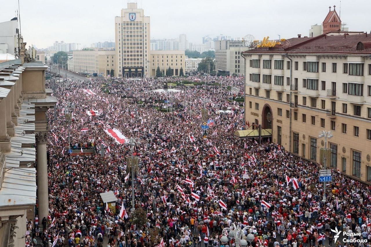 Протестующие вновь заняли весь центр Минска
