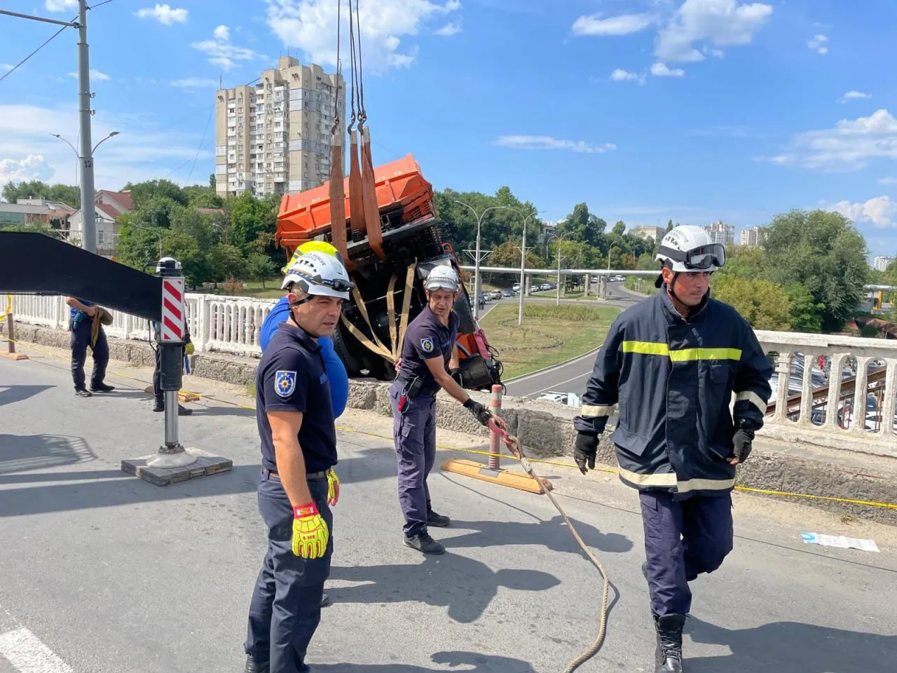 Camionul care a căzut de pe podul de pe strada Ismail a fost remorcat cu succes