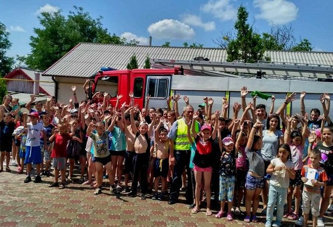Спасатели обучили детей в лагерях правилам пожарной безопасности