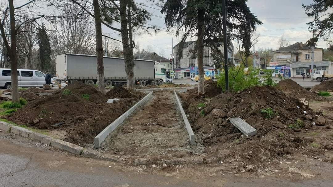 Чебан: Начались работы по ремонту тротуара и сквера на улице Парис