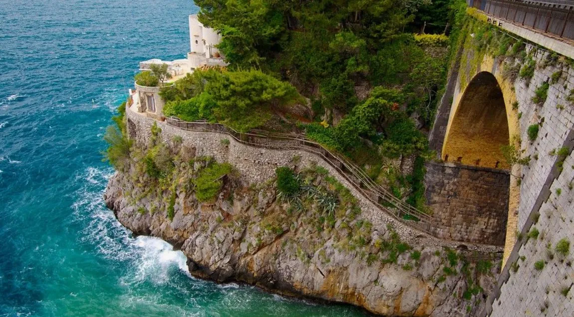 În Italia există un sat ascuns de mulțimea turiștilor care pare să fi rămas încremenit în timp