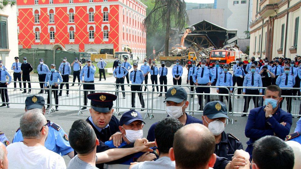 Жену президента Албании задержали на акции против сноса театра