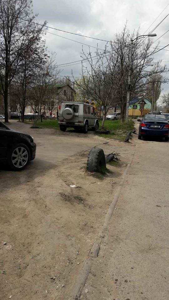Мерседес экс-министра обороны Шалару был припаркован на газоне
