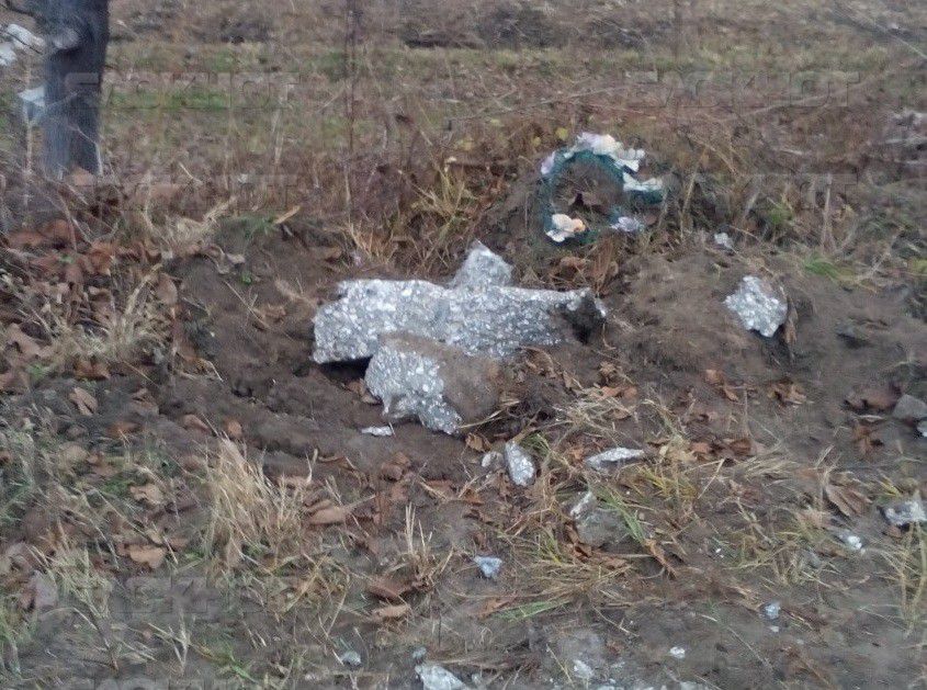 После сноса похоронные символы все равно остаются лежать вдоль дорог