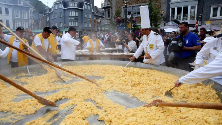 Scandalul ouălor contaminate nu i-a speriat pe belgieni. Au făcut o omletă uriașă