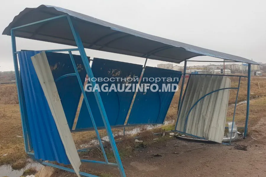 В Комрате автомобиль снес остановку общественного транспорта