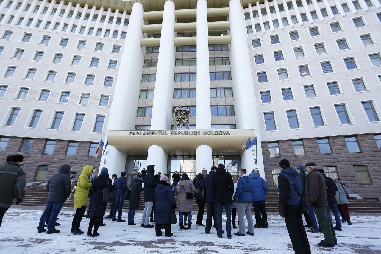 Майя Санду участвовала в акции протеста у парламента