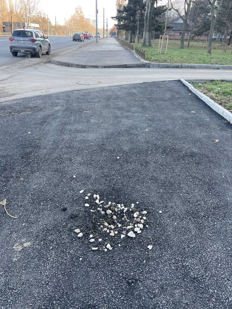 На Буюканах новый асфальт на тротуаре продержался меньше недели