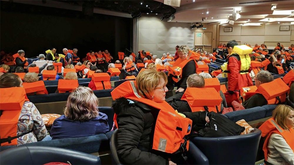 Продолжается операция эвакуации с тонущего лайнера Viking Sky у берегов Норвегии
