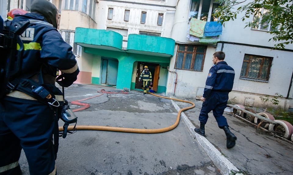 Apartament din Capitală, în care se aflau mama și copilul, în flăcări