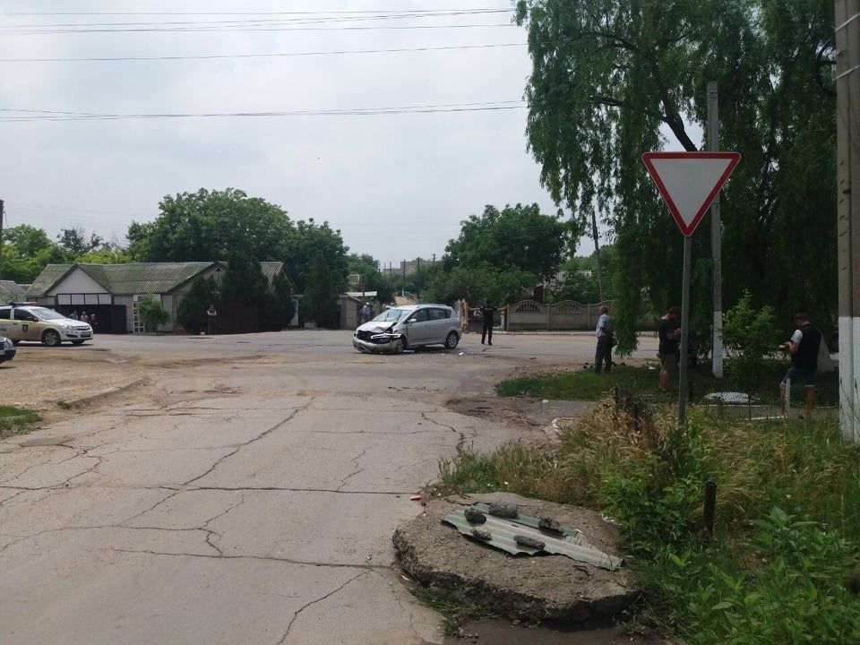 Серьёзное ДТП в Каушанах: мотоциклист протаранил легковушку и оказался в больнице