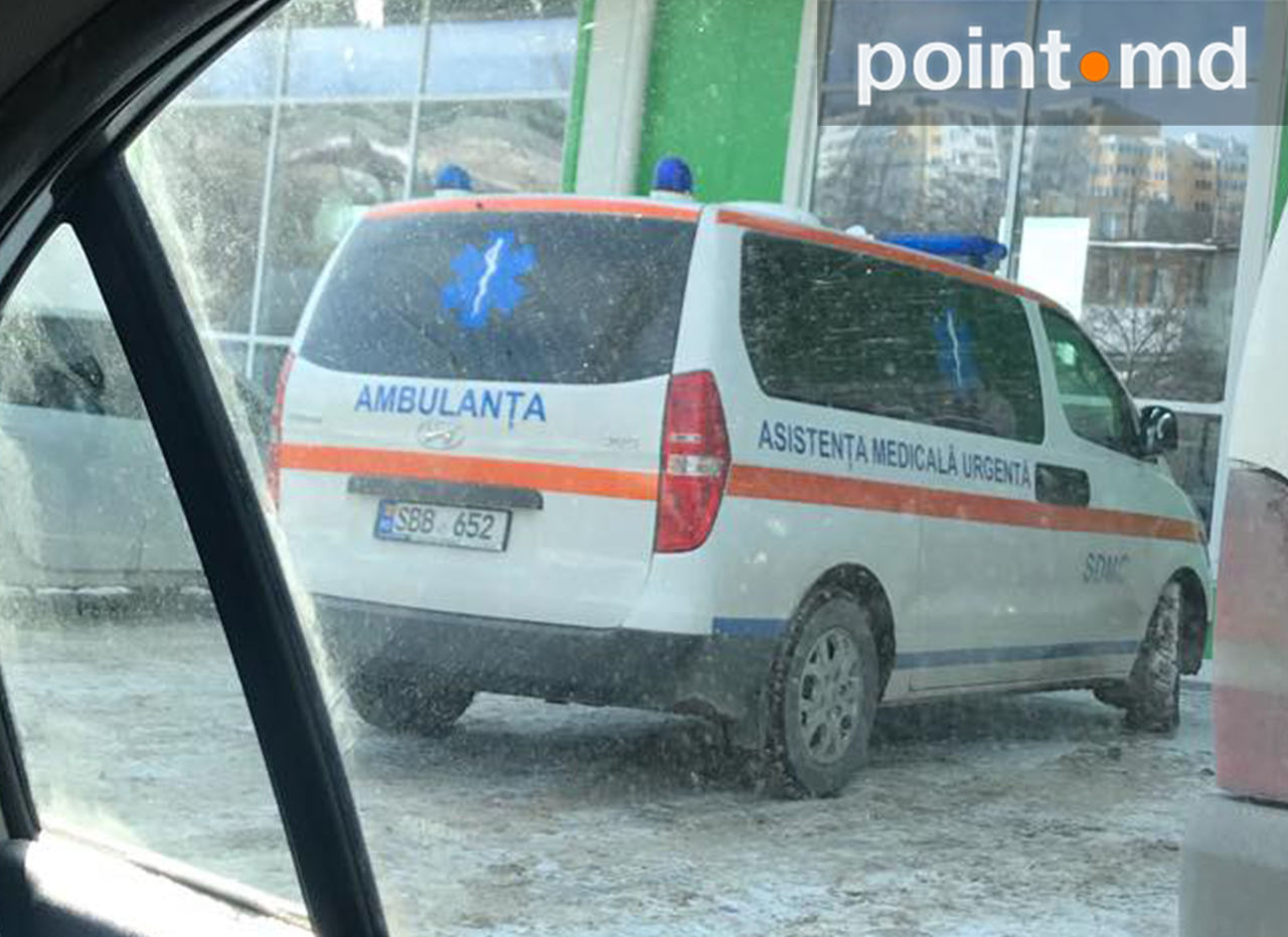 В Кишиневе в машину скорой помощи загрузили цветы и землю