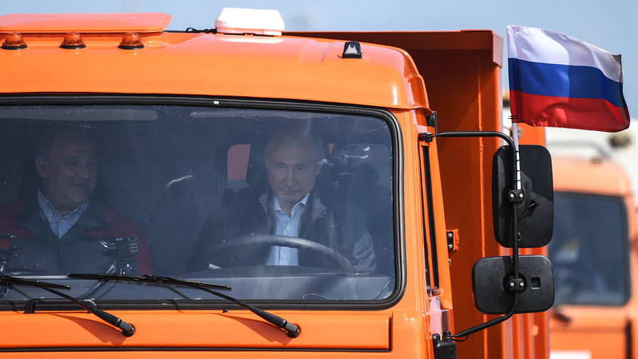 Путин нарушил ПДД, забыв пристегнуть ремень безопасности за рулем КамАЗа