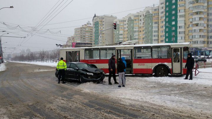 На Чеканах легковушка столкнулась с троллейбусом