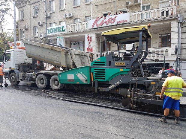 Dorin Chirtoacă transmite „live” cum se așterne ultimul strat de asfalt pe strada Vasile Alecsandri din capitală