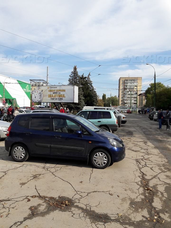 На Скулянке десятки припаркованных машин заблокировали дорогу, но были наказаны