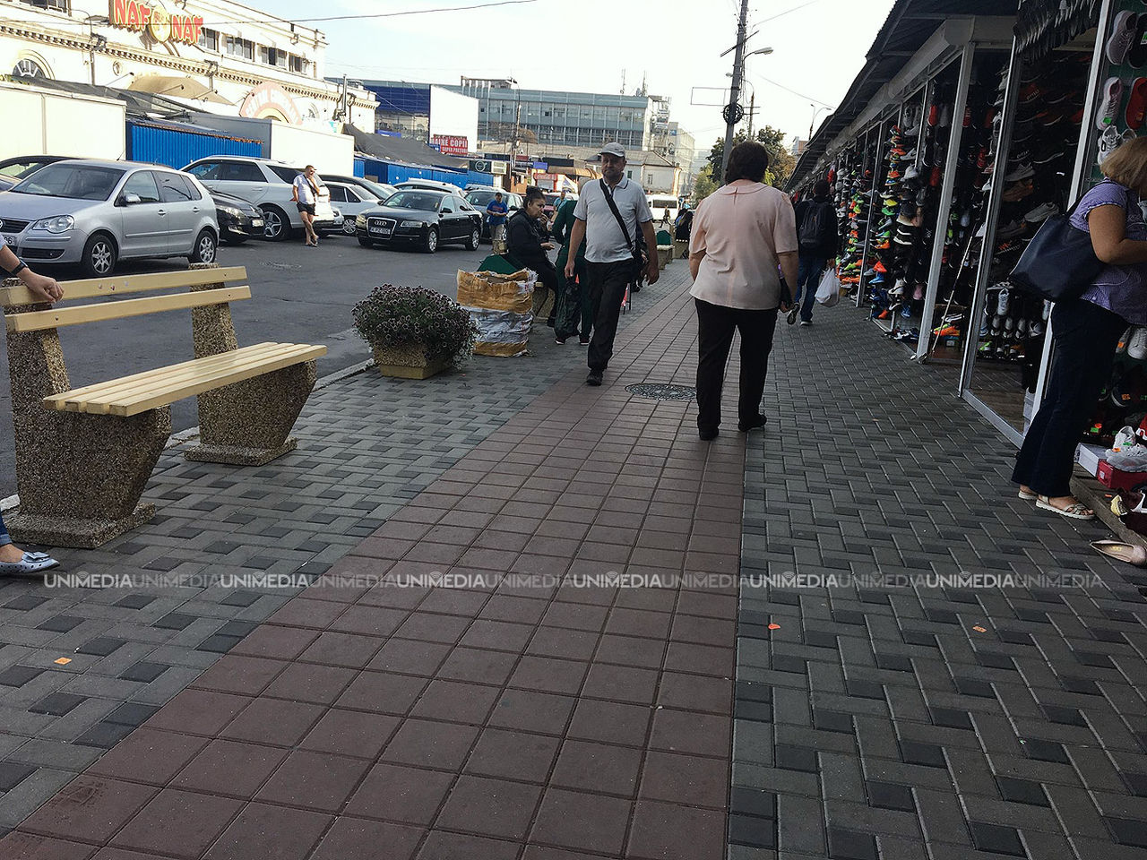 В районе Центрального рынка появились скамейки, тротуарная плитка и цветы