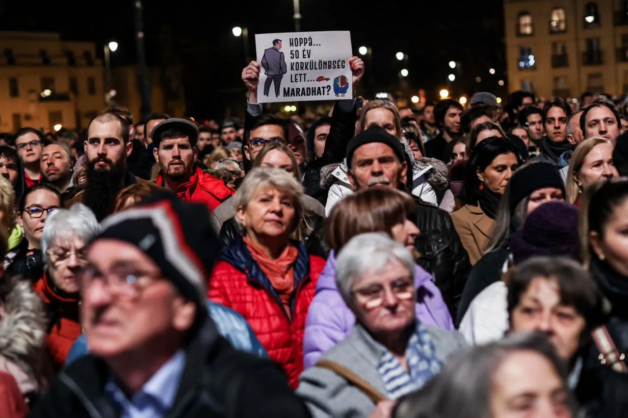 Десятки тысяч людей в Будапеште протестовали из-за реакции властей на "педофильский скандал"