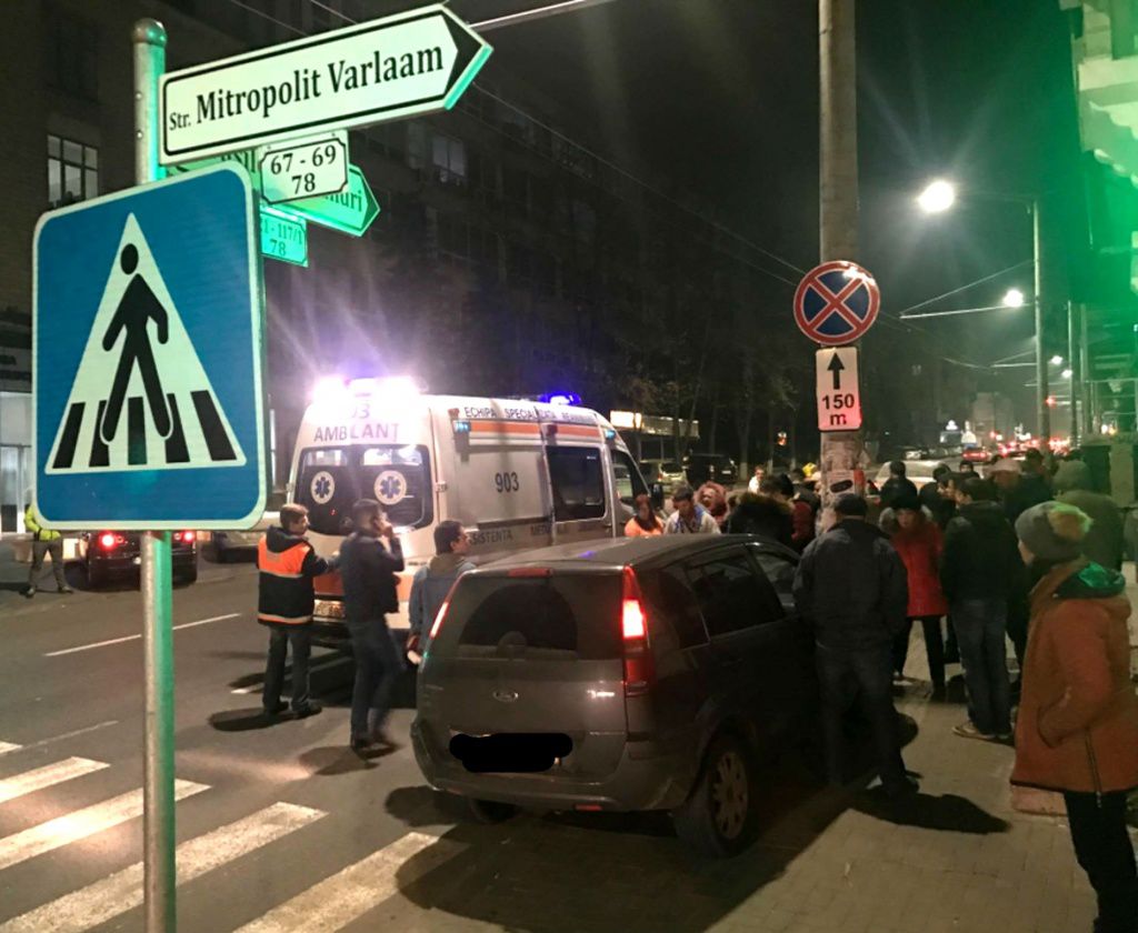 Кишиневцы благодарят женщину за оказанную помощь пострадавшему в ДТП