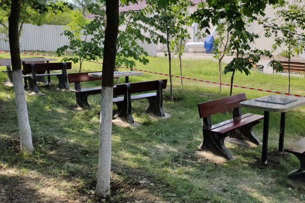 В Комрате создали аллею для игры в шашки и шахматы