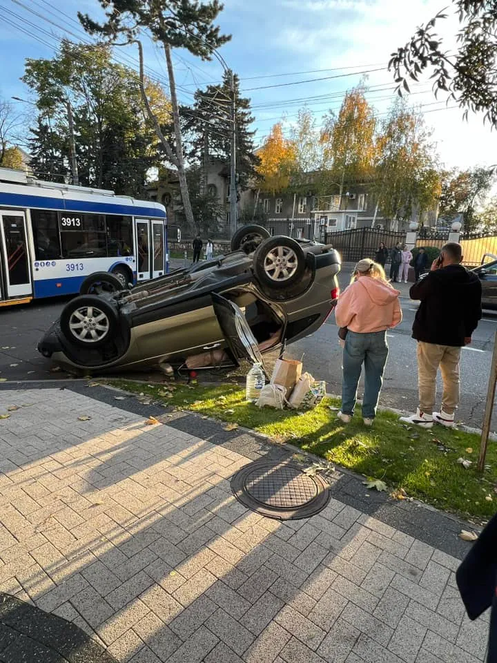 ДТП в Кишиневе: перевернулся автомобиль
