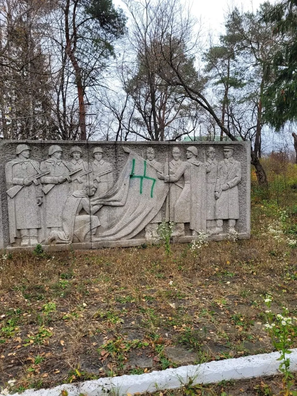 В Молдове вандалы нанесли свастику на памятники мемориала советским воинам