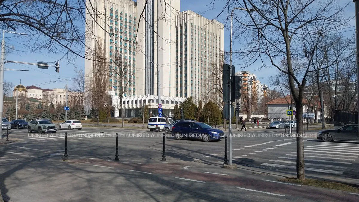 Accident rutier lângă Parlament: Șoferul unei ambulanțe, rănit
