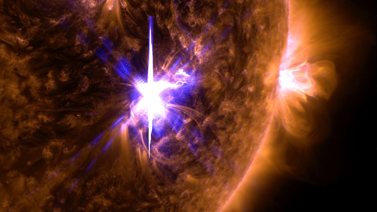 NASA опубликовало снимки самой мощной за последние 12 лет вспышки на Солнце