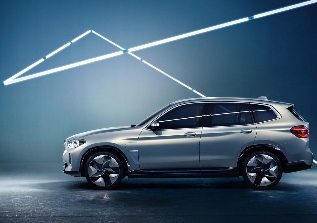 BMW показала свой первый электрический кроссовер