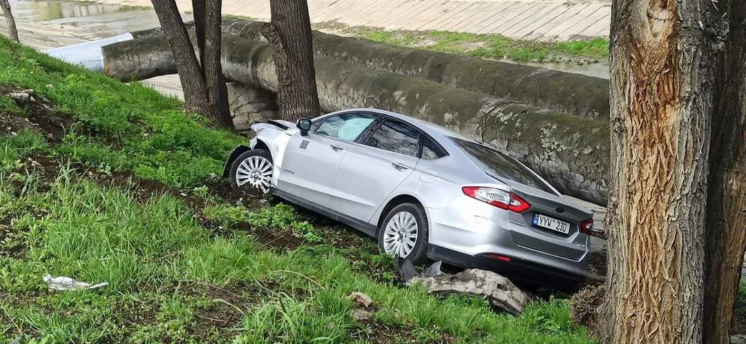 В столице произошло ДТП: автомобиль "слетел" с дороги