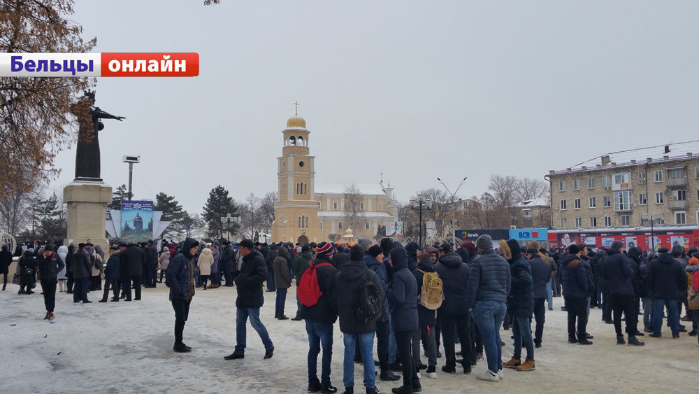 В Бельцах перед примэрией протестовали местные жители