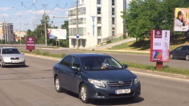La volan cu copilul în braţe. Cum a fost surprins un şofer