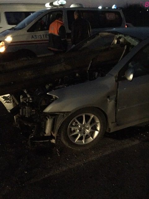 У села Мэгдэчешт автомобиль врезался в барьерное ограждение