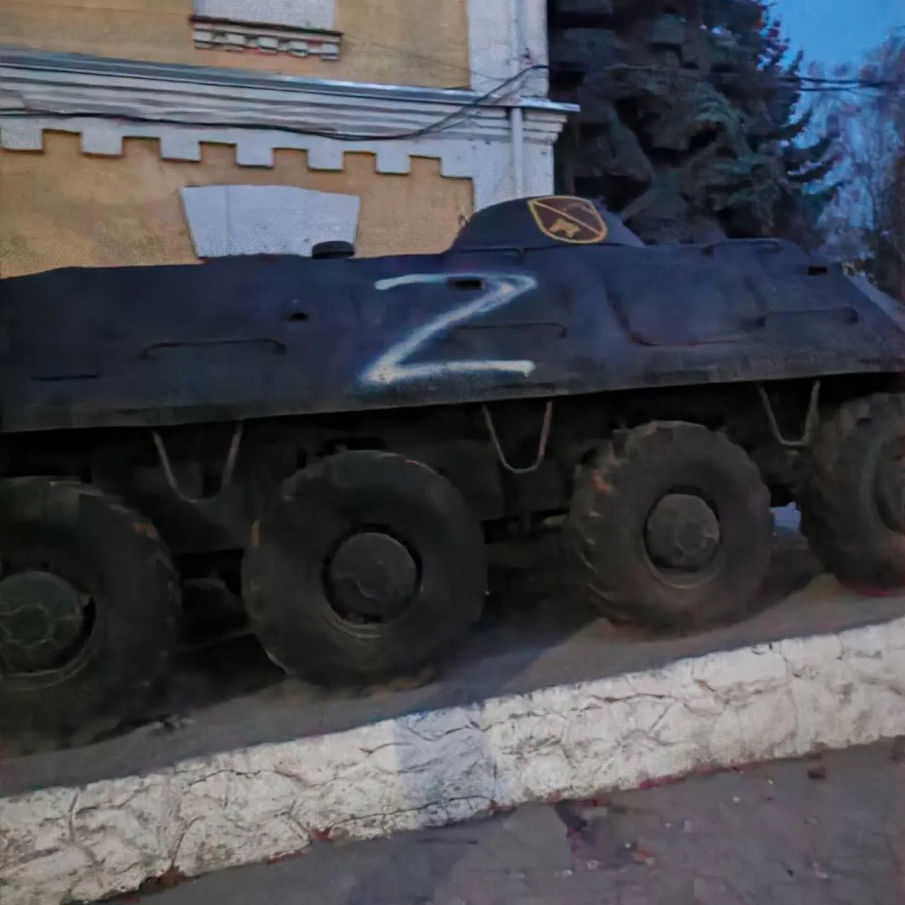 В Бельцах на бронетранспортере у воинской части неизвестные нарисовали знак "Z"