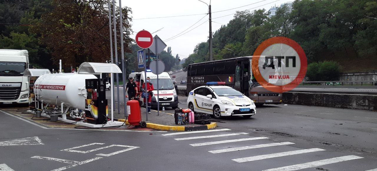 В Киеве перевернулся автобус Кишинев - Москва: пострадали 18 человек