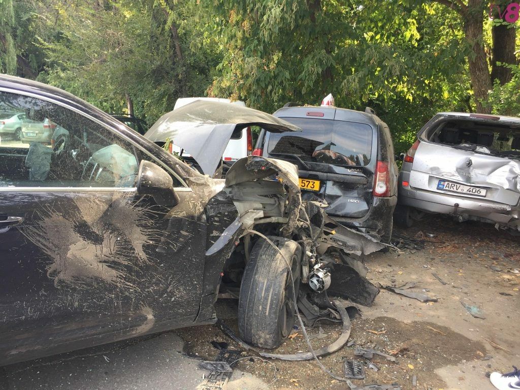В Кишиневе Porsche Cayenne смял припаркованные автомобили